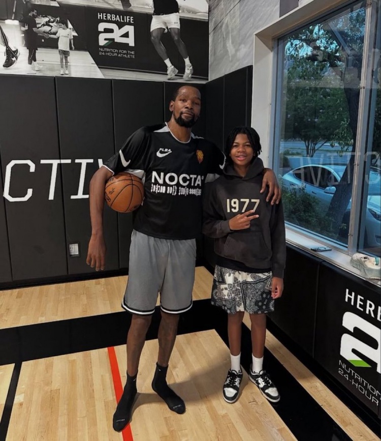 半岛体育官方网站-美媒晒杜兰特与球迷合照 左手拇指已无护具 脚相当长