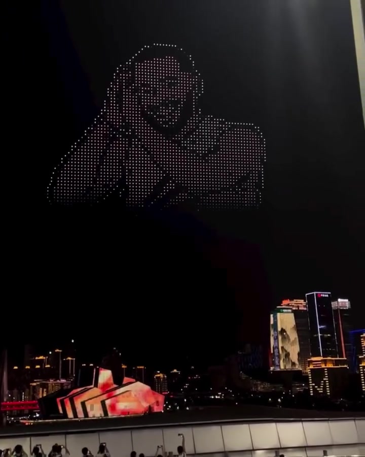 半岛体育官方网站-美网友震惊重庆无人机表演：中国已在22世纪！科比之后只有库里