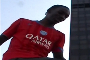 半岛体育APP-巴黎发布新赛季第三球衣：重新诠释21世纪初耐克经典设计