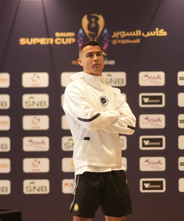 利雅得胜利官方晒图:C罗随队抵达中国香港,备战沙特超级杯