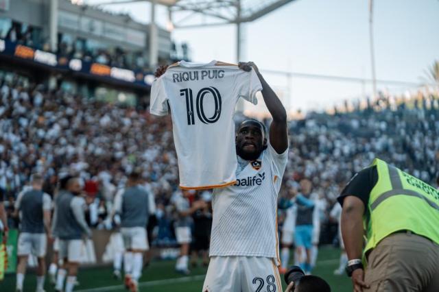 1733643266772084690.jpg 半岛体育官方网站-洛杉矶银河时隔十年重夺美职足 欧洲故人留威名