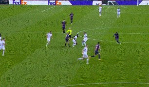 半岛体育-【欧冠】格纳布里3助 莱万获点被取消 巴萨0比3拜仁