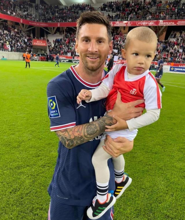 半岛体育-梅西首秀初尝法甲凶悍防守，多数据挂零但仍有惊喜