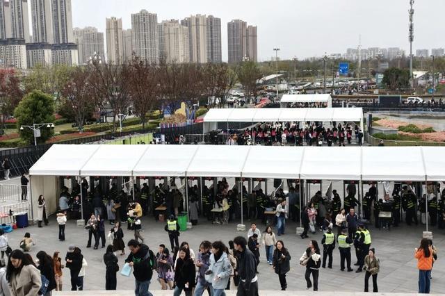 半岛体育-近6万名观众来金牛观赛观演，五粮液文体中心迎来今年首个双馆同开