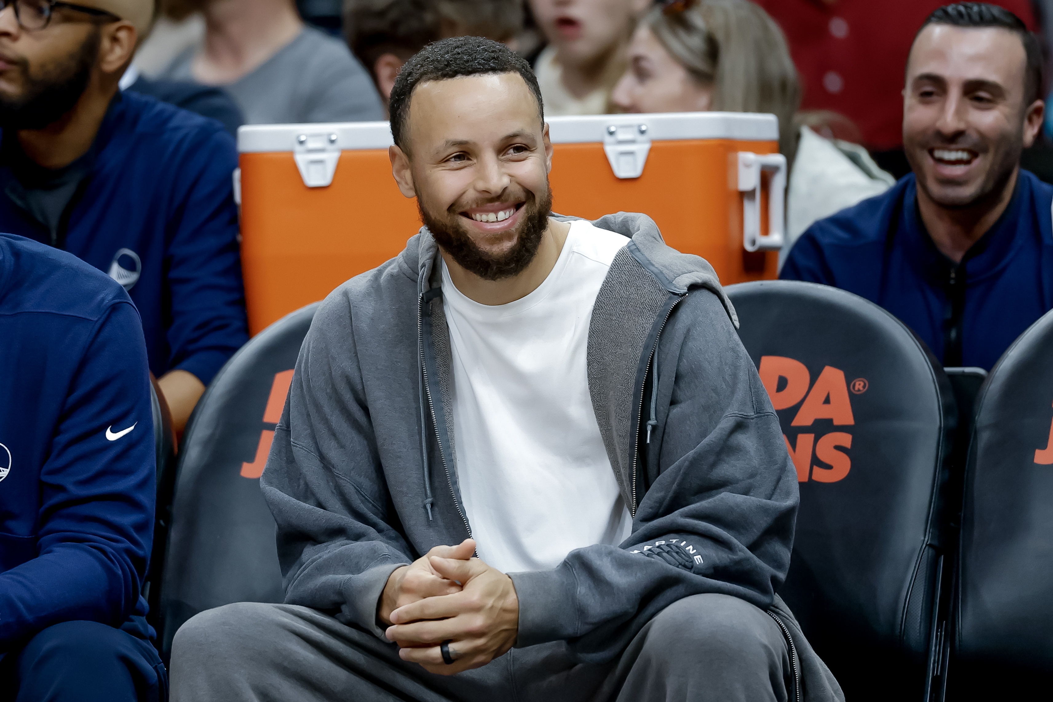 半岛体育-NBA球员收入哪家强？乔丹45亿居首 LBJ压奥胖 科五库六&amp;三少前十